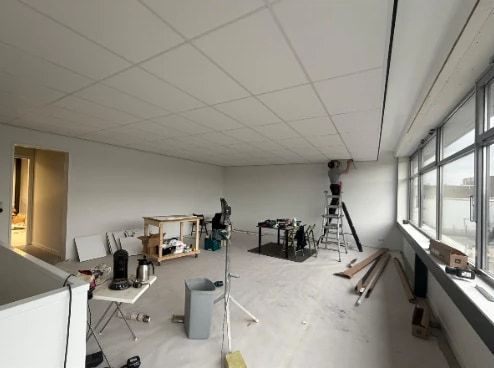 Ruimte in uitvoering, plafond en wanden worden afgewerkt