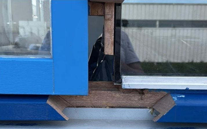 Kozijnherstel: nieuw hout ingezet in een blauw kozijn