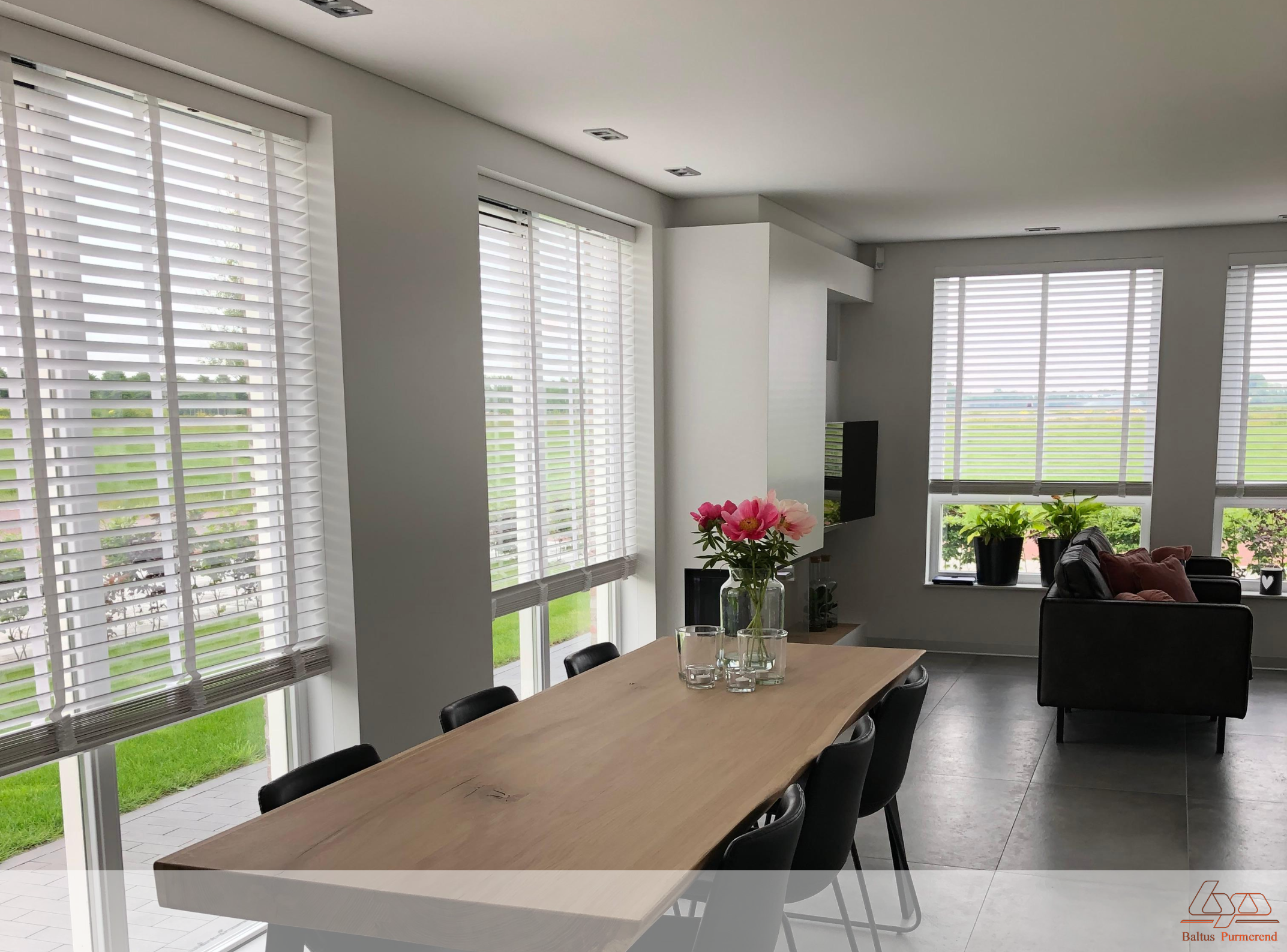 Strak afgewerkte woonkamer met eettafel